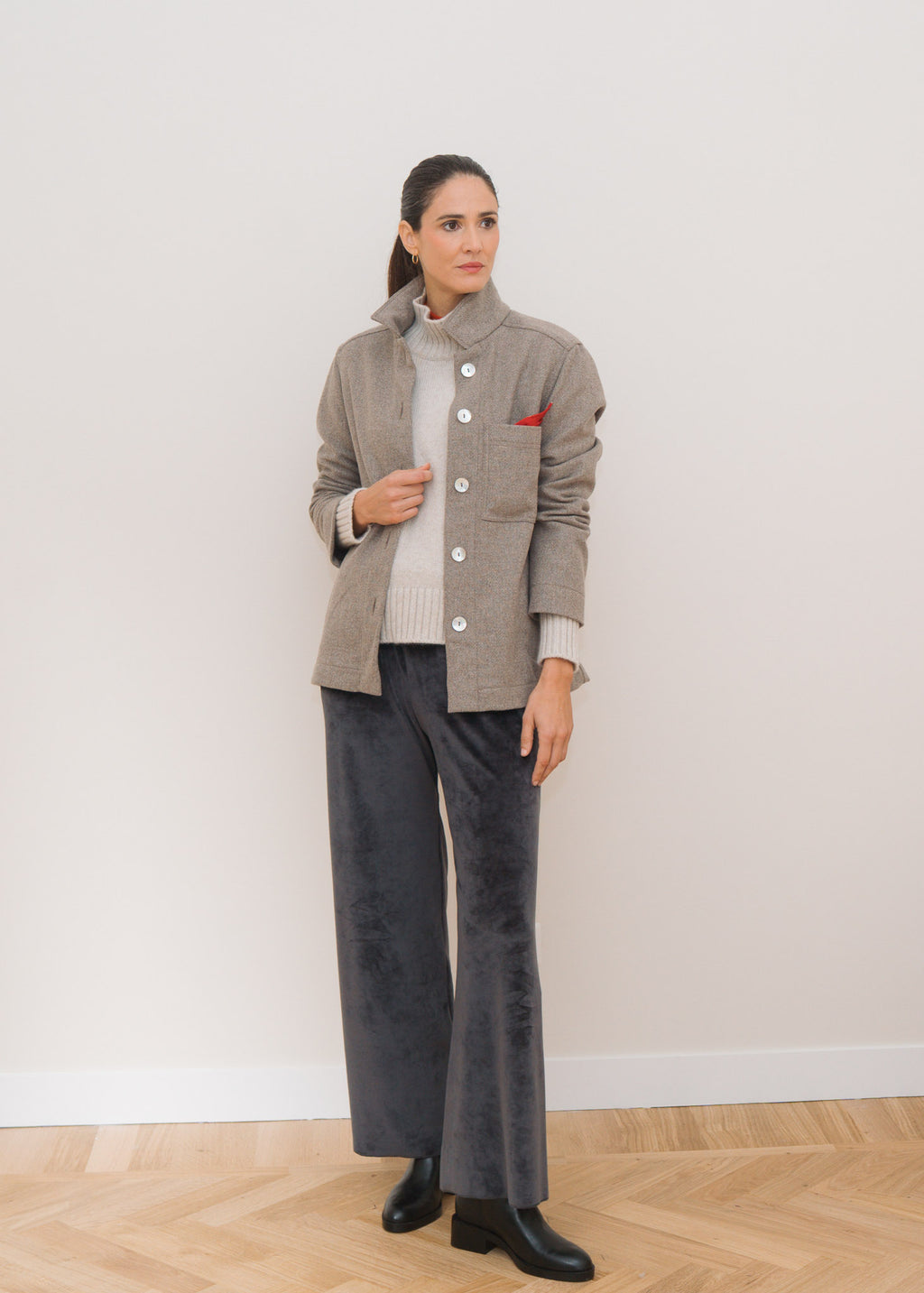 Giacca VELA beige con tasche laterali e chiusura frontale con bottoni.