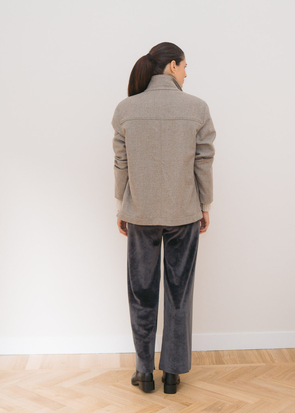 Vista posteriore della giacca VELA beige in lana Made in Italy.