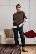 Maglione donna CHALET marrone in 100% cashmere con collo alto e vestibilità ampia, abbinato a camicia bianca e jeans – Paglia Milano.