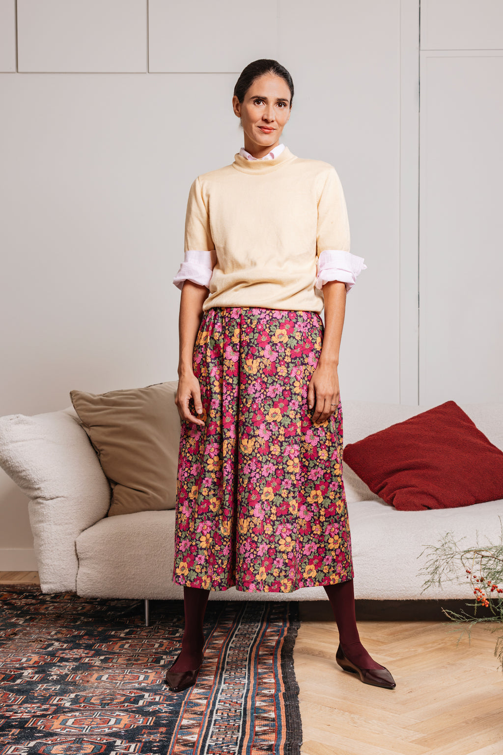 Gonna midi Jolie a fiori rosa e gialli, indossata con maglione crema – Paglia Milano
