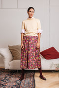 Gonna midi Jolie a fiori rosa e gialli, indossata con maglione crema – Paglia Milano