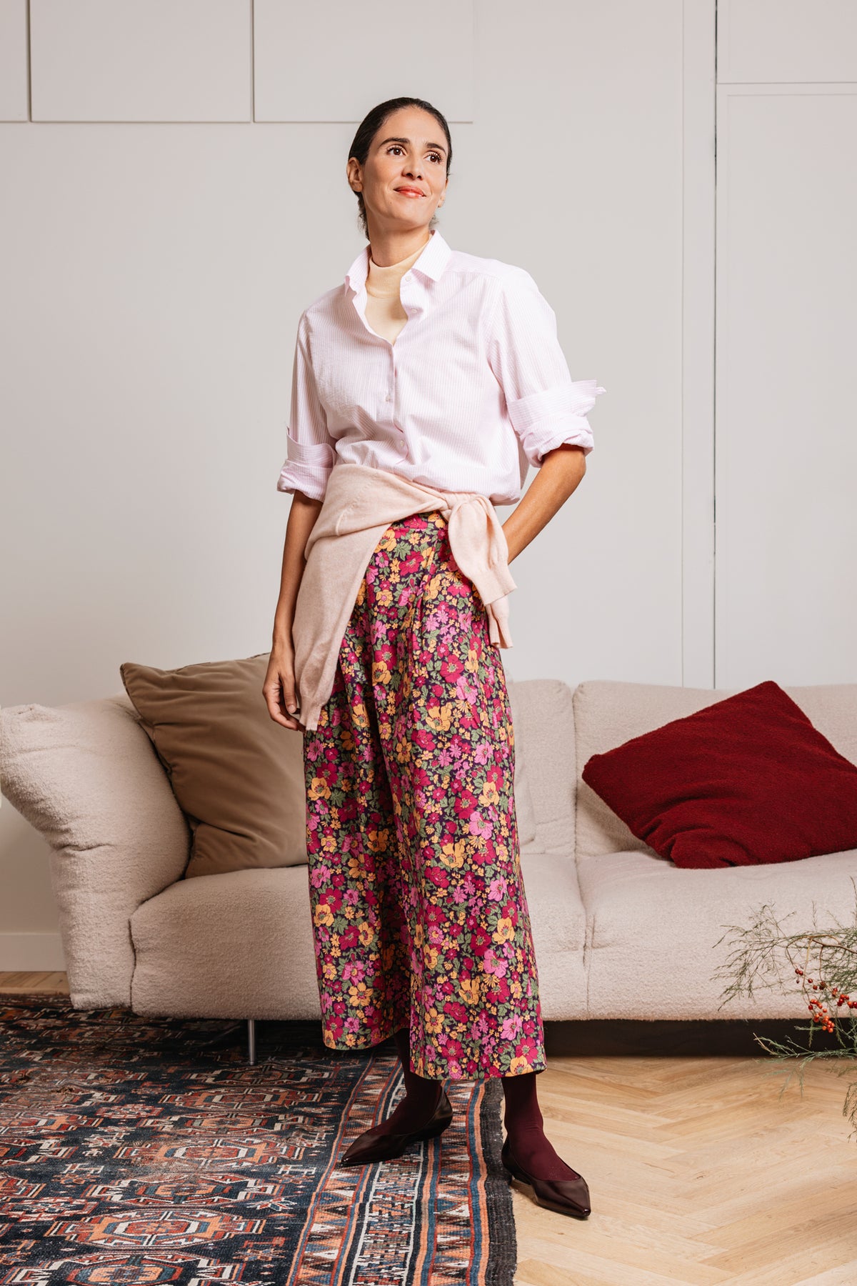 Pantalone ampio da donna a fiori rosa e fucsia, abbinato a camicia bianca – Paglia Milano.