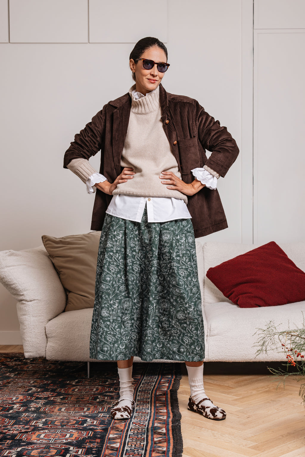 Giacca donna in velluto a coste marrone, indossata con maglione beige e gonna floreale – Paglia Milano.
