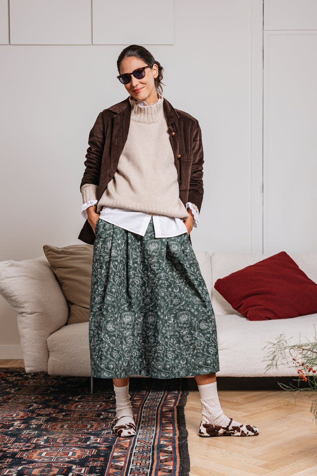 Gonna ampia verde bosco a fantasia floreale bianca, outfit autunnale donna Made in Italy.