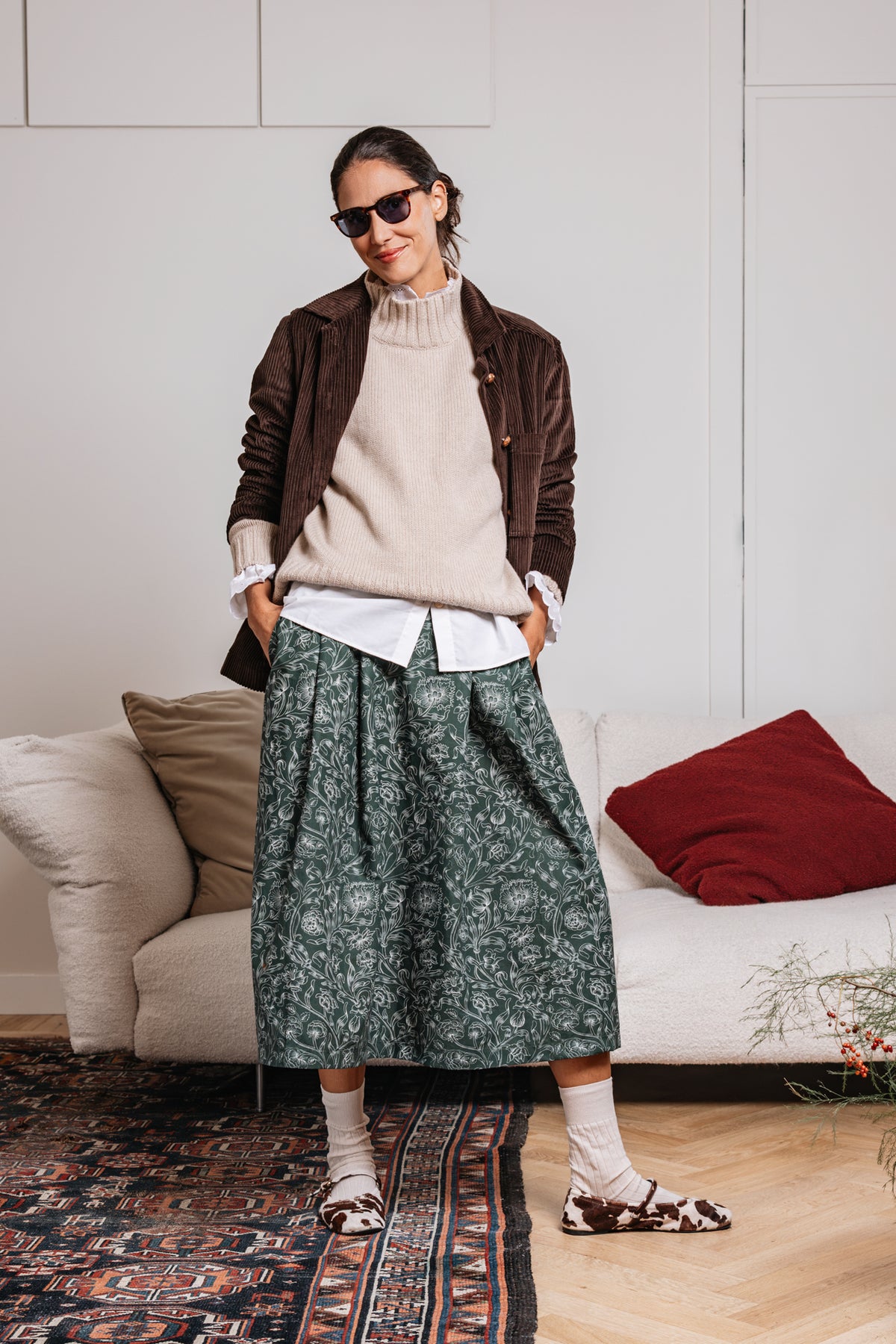 Gonna ampia verde bosco a fantasia floreale bianca, outfit autunnale donna Made in Italy.