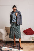 Giacca VELA blu spigata in 100% lana da donna, indossata con gonna verde fantasia – Paglia Milano.