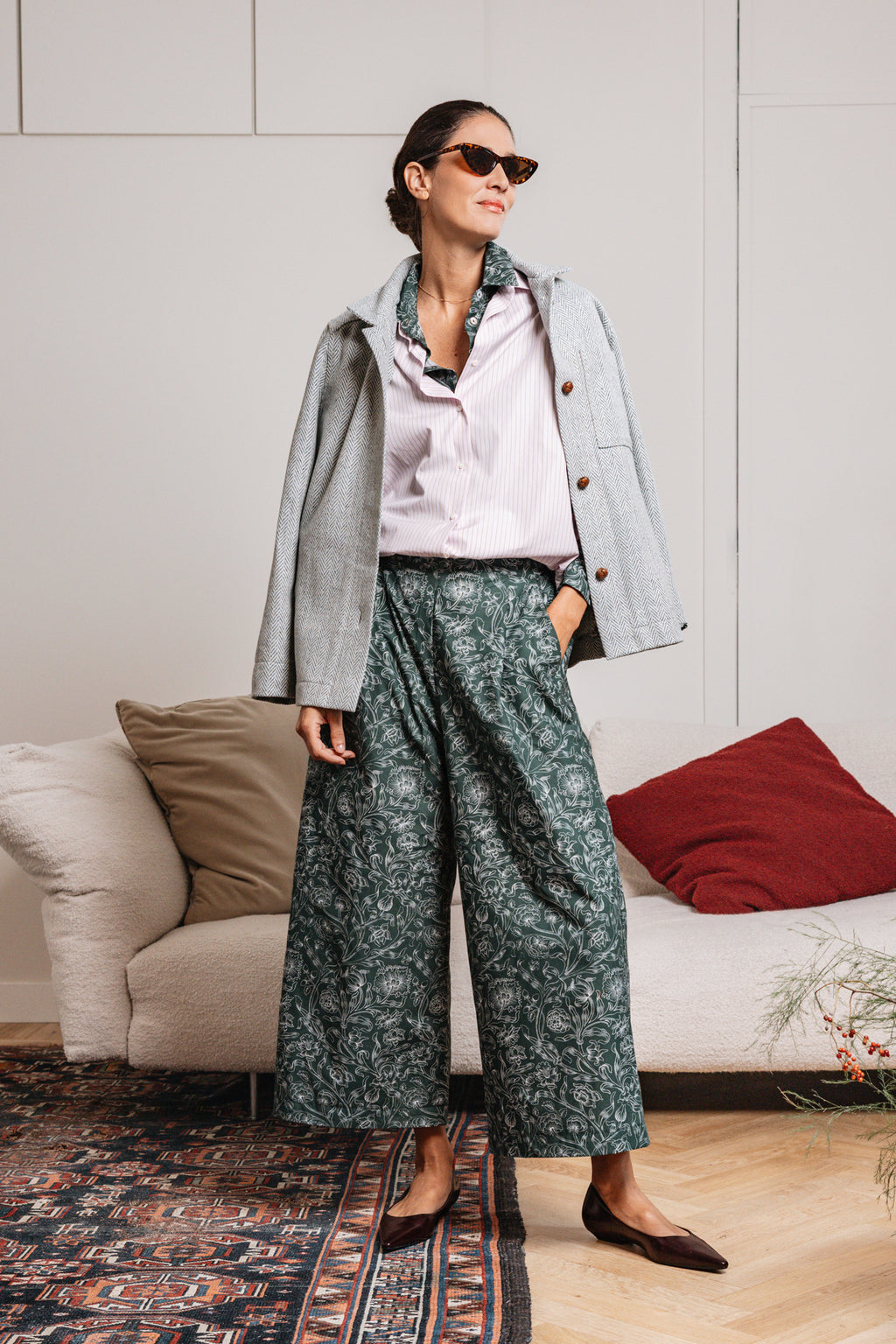 Giacca VELA in lana spigata azzurra da donna, abbinata a camicia rosa e gonna verde fantasia – Paglia Milano.